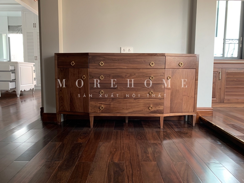 Thi công nội thất bằng chất liệu gỗ óc chó cao cấp có màu nâu đậm sẽ làm nổi bật vẻ đẹp của không gian sống.